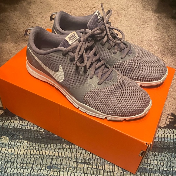 Gray Nike running shoes - Picture 1 of 7